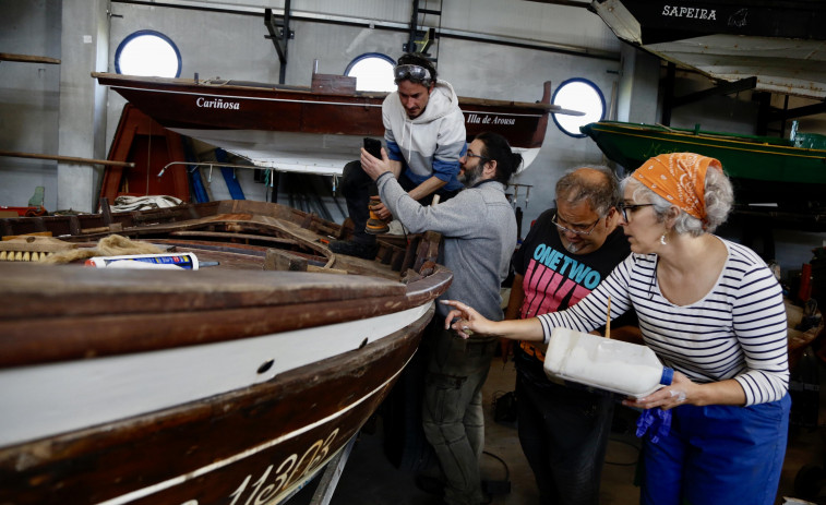 O Salnés forma a 32 amantes del mar en la demandada profesión de carpintero de ribeira