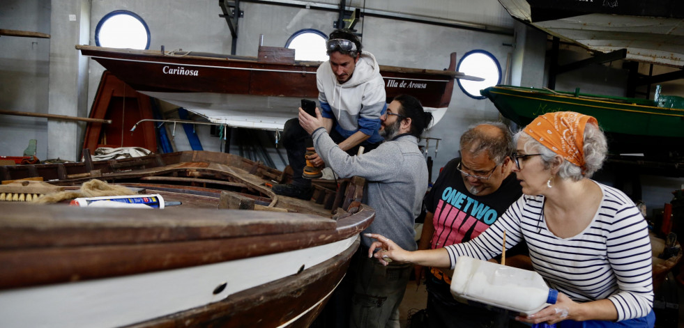 O Salnés forma a 32 amantes del mar en la demandada profesión de carpintero de ribeira