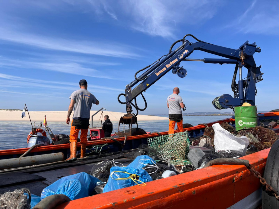 Voluntarios de Afundación retiran 1.300 kilos de basura en el entorno de Areoso