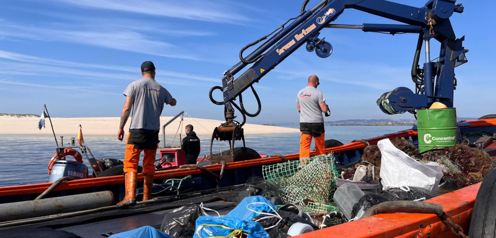 Voluntarios de Afundación retiran 1.300 kilos de basura en el entorno de Areoso
