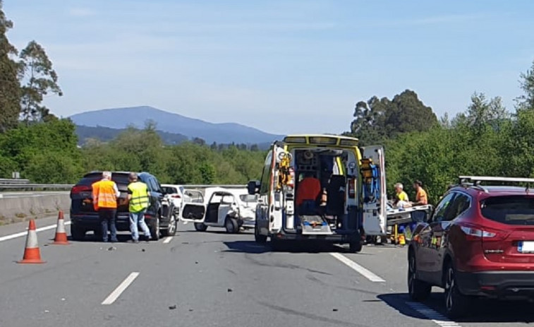 El conductor de un 600 resulta herido en una colisión por alcance en la Autovía do Salnés