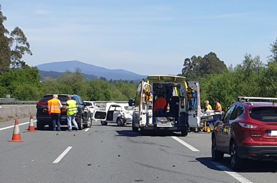 El conductor de un 600 resulta herido en una colisión por alcance en la Autovía do Salnés