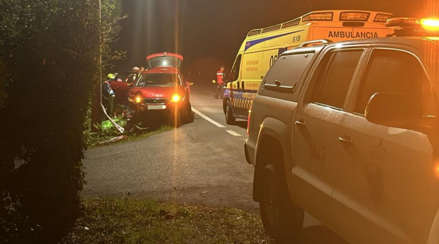 Heridos dos jóvenes en un accidente de tráfico en la carretera AC-302 en Oleiros, en Ribeira