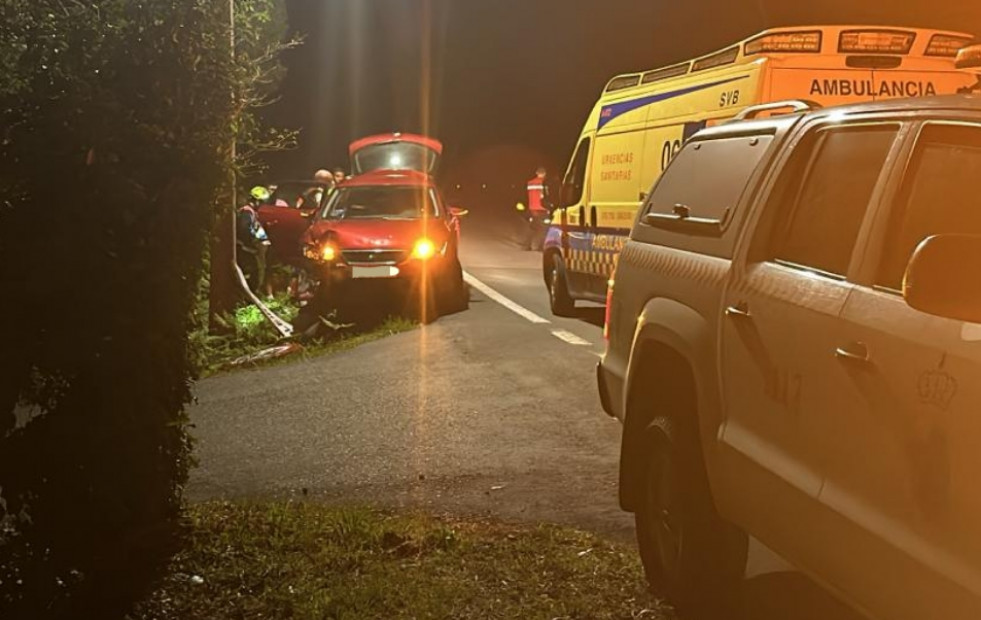 Heridos dos jóvenes en un accidente de tráfico en la carretera AC-302 en Oleiros, en Ribeira