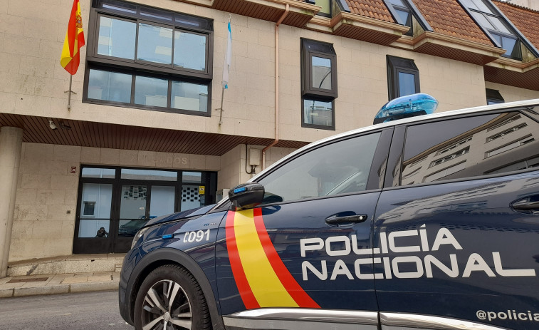 Las Policías Local y Nacional de Ribeira detienen a un varón de 33 años al que se le atribuye un delito de violencia de género