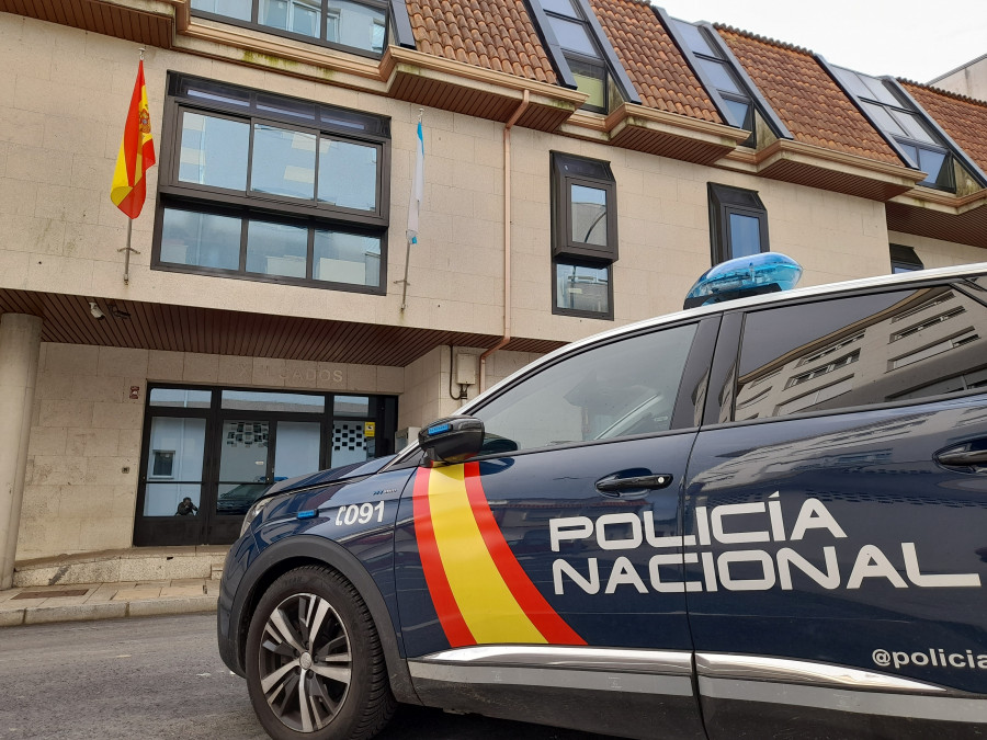 Las Policías Local y Nacional de Ribeira detienen a un varón de 33 años al que se le atribuye un delito de violencia de género