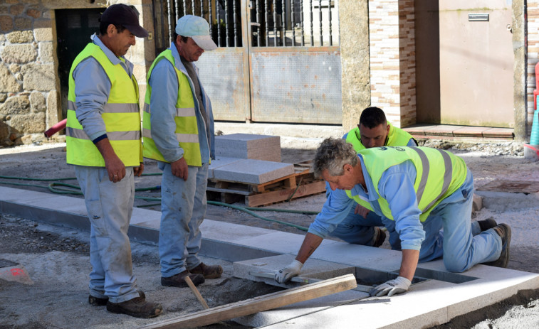 Las obras de acondicionamiento de la Praza do Souto, en Pontevalga, afrontan su última fase