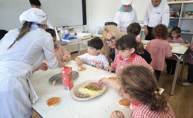 Escolares de A Florida elaboran pizzas y galletas de la mano de los alumnos de FP de Cocina y Restauración