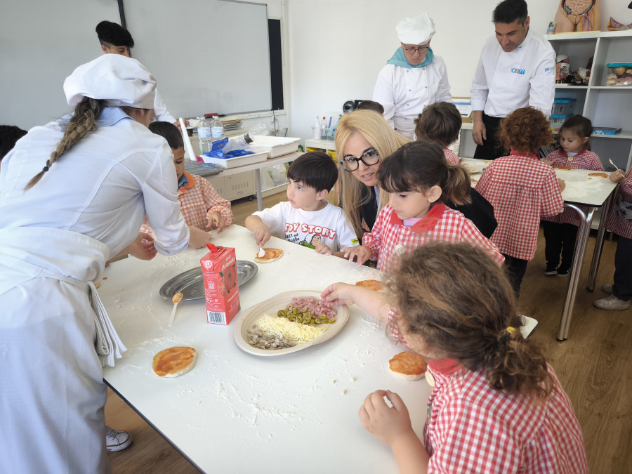 Escolares de A Florida elaboran pizzas y galletas de la mano de los alumnos de FP de Cocina y Restauración