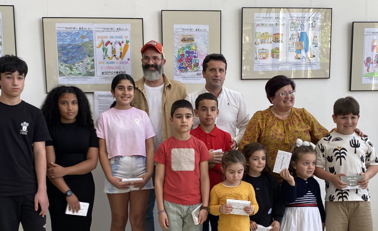 Los escolares ganadores del concurso de dibujo 