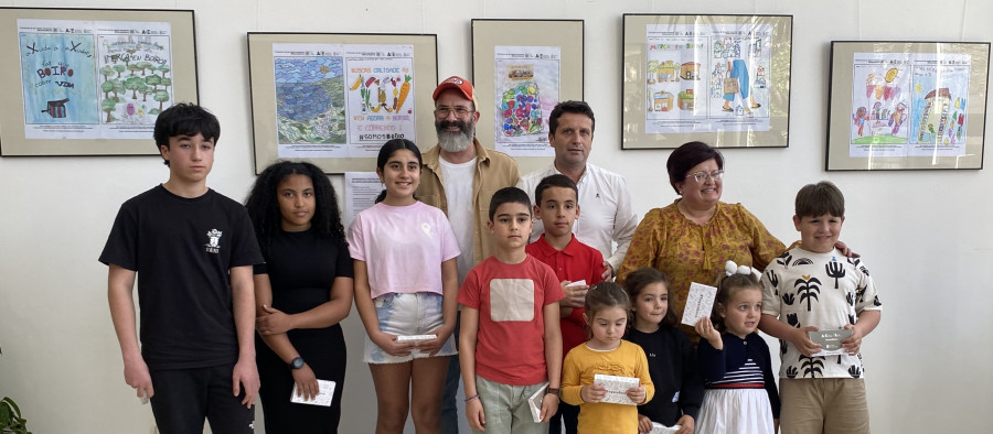 Los escolares ganadores del concurso de dibujo "Somos Boiro" recibieron sus premios