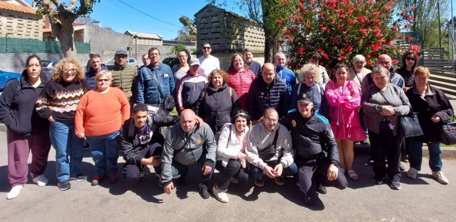 La Policía Local de Ribeira instruye en educación y seguridad vial a usuarios de A Creba