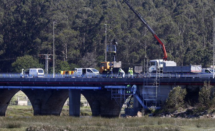 La reparación de la tubería concluirá hoy bajo el puente de Castrelo