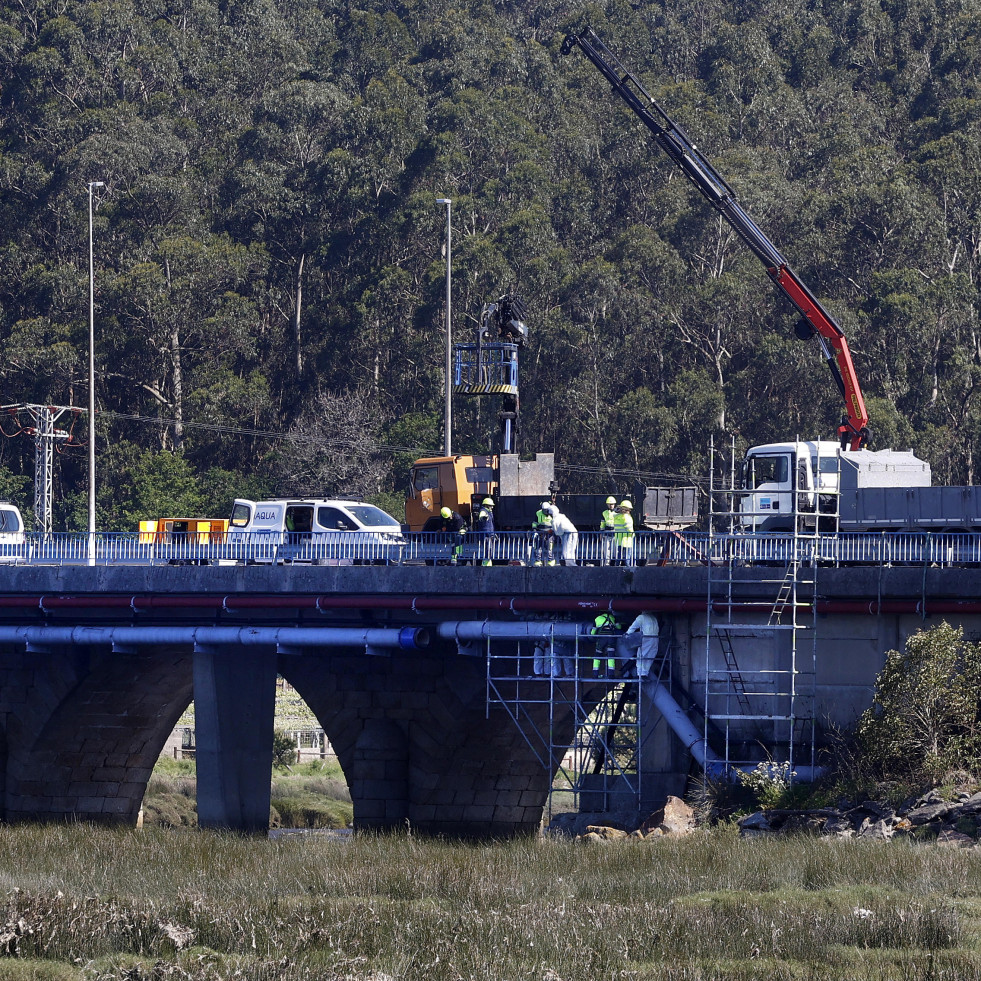 La reparación de la tubería concluirá hoy bajo el puente de Castrelo