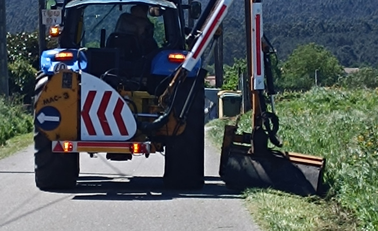 Catoira estima un ahorro de 50.000 euros al ejecutar la roza de caminos con equipamiento propio