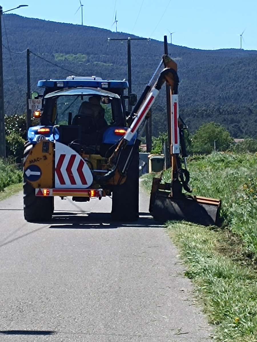 Catoira estima un ahorro de 50.000 euros al ejecutar la roza de caminos con equipamiento propio