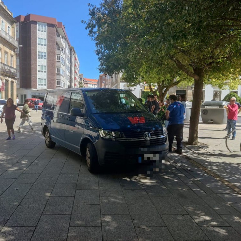 Una furgoneta de reparto hiere a una mujer tras atropellarla en la Praza de Ravella
