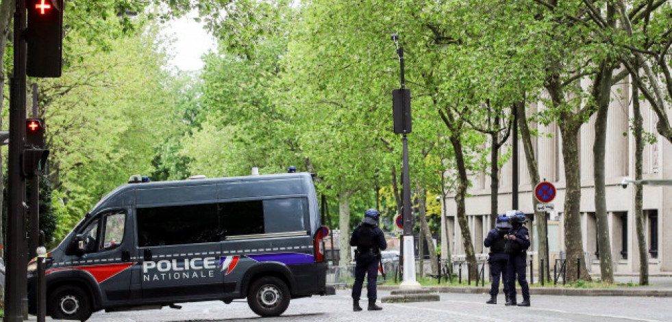 Detenido el hombre que entró en el consulado de Irán en París con falsos explosivos