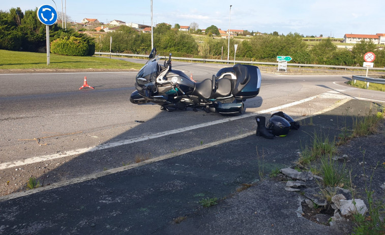 Una vecina de O Grove resulta herida en una caída de moto al resbalar esta en un vertido de gasoil en Barrantes