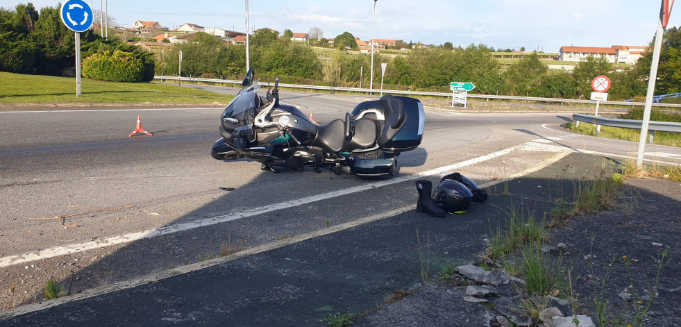 Una vecina de O Grove resulta herida en una caída de moto al resbalar esta en un vertido de gasoil en Barrantes