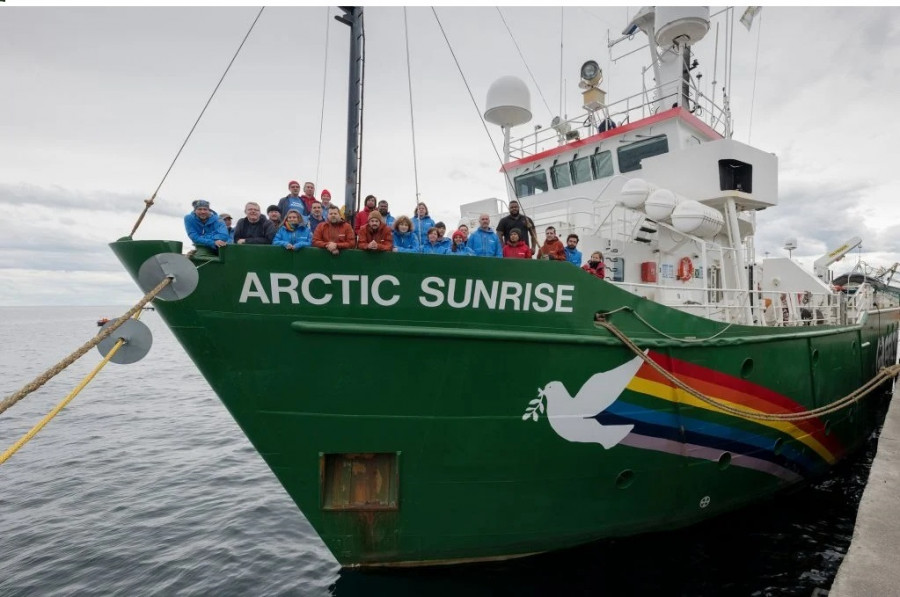 Greenpeace regresa a Vilagarcía con el barco Artic Sunrise