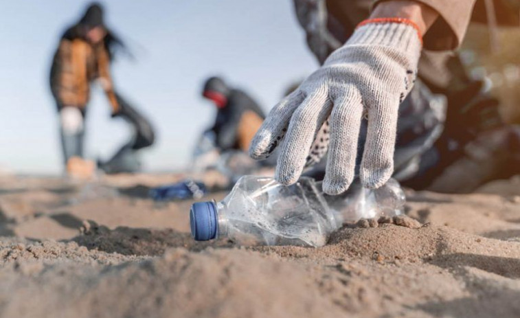 El tramo pobrense de la playa de A Corna albergará esta tarde una nueva jornada de limpieza de basura