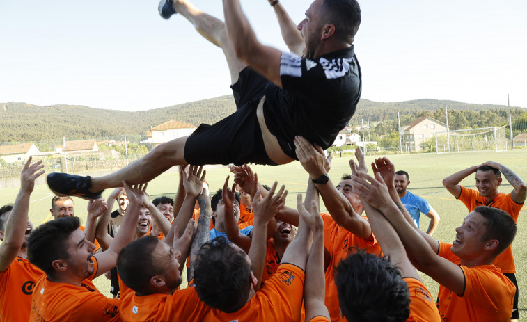 El Deiro celebra su regreso a Segunda con goleada