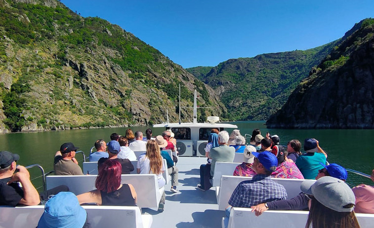 Vecinos de Valga disfrutan de las vistas de la Ribeira Sacra y el Sil