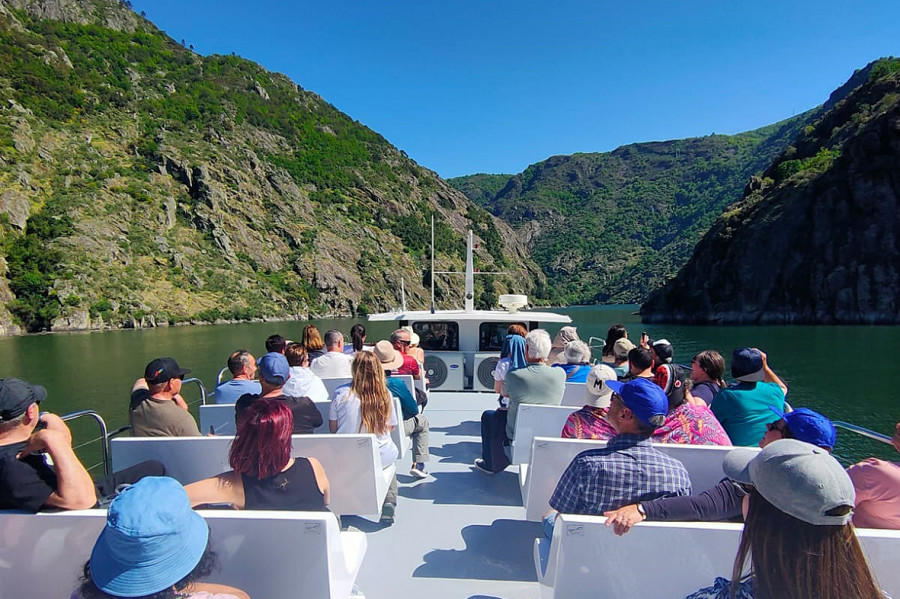 Vecinos de Valga disfrutan de las vistas de la Ribeira Sacra y el Sil