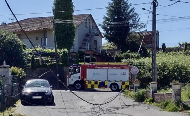 Un camión derriba el cableado eléctrico en Vilalonga