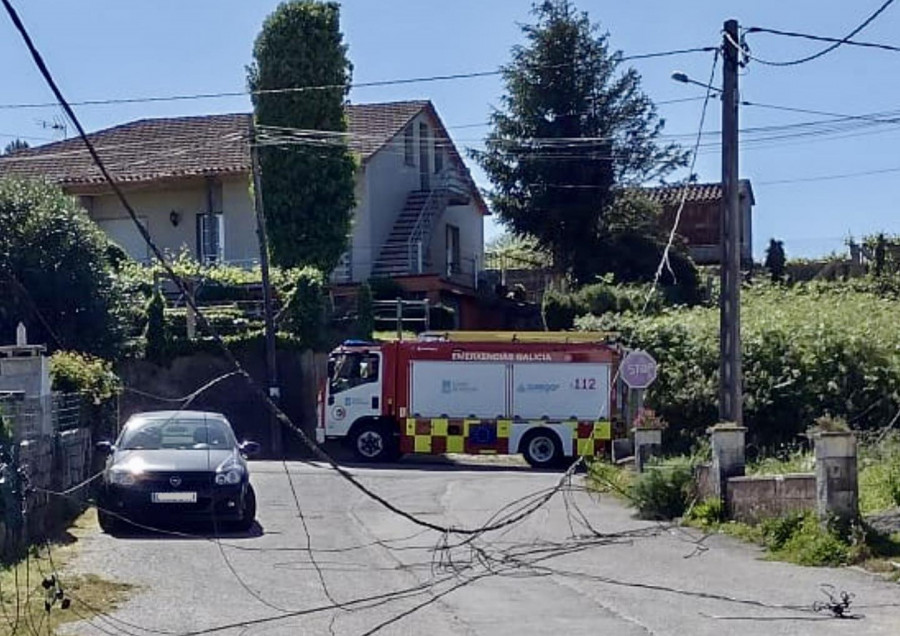 Un camión derriba el cableado eléctrico en Vilalonga