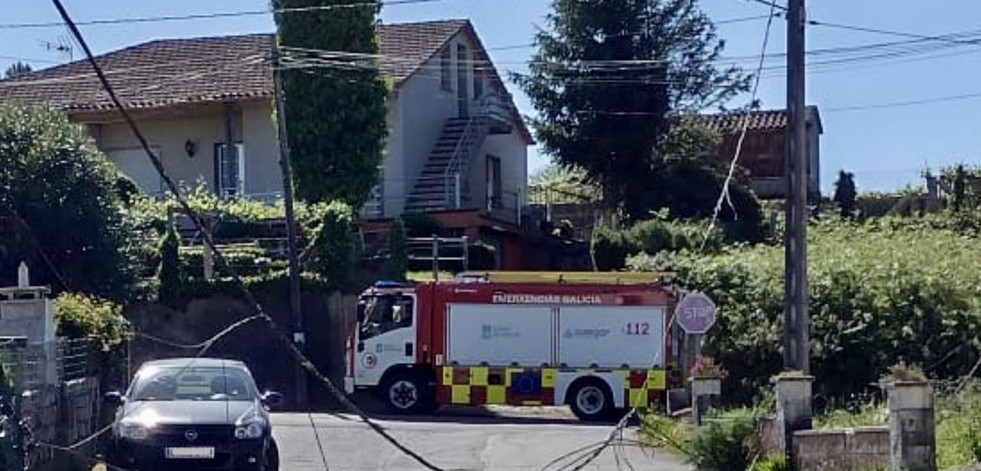 Un camión derriba el cableado eléctrico en Vilalonga