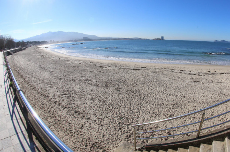 Hallan el cadáver de una mujer en un coche junto a la playa de La Fuente, en Vigo