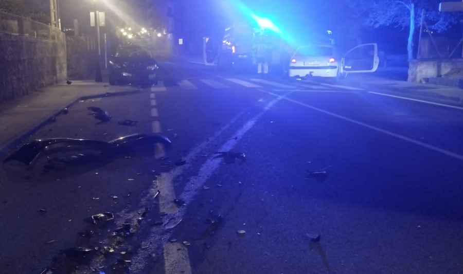 Heridas dos personas en un accidente de tráfico al salirse de la vía y colisionar su coche contra otro aparcado en Rianxo