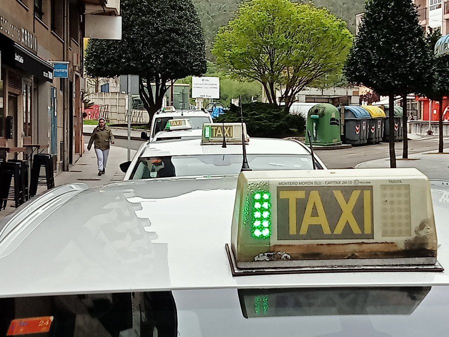 El Gobierno local y el sector del taxi de Ribeira consensuaron una normativa que regule ese servicio público