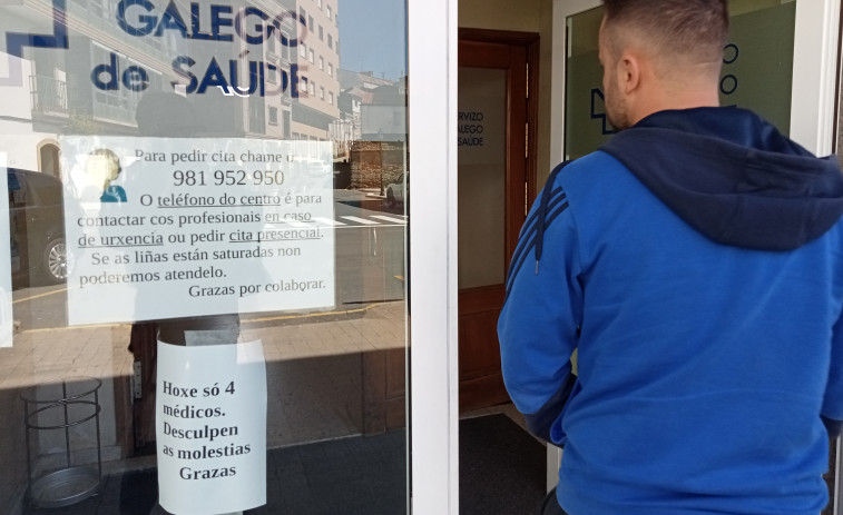 La falta de cuatro médicos en el turno de mañana en el centro de salud de Ribeira provoca caos y malestar