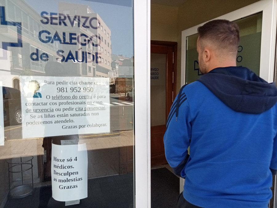 La falta de cuatro médicos de manera permanente en el turno de mañana en el centro de salud de Ribeira provoca caos y malestar