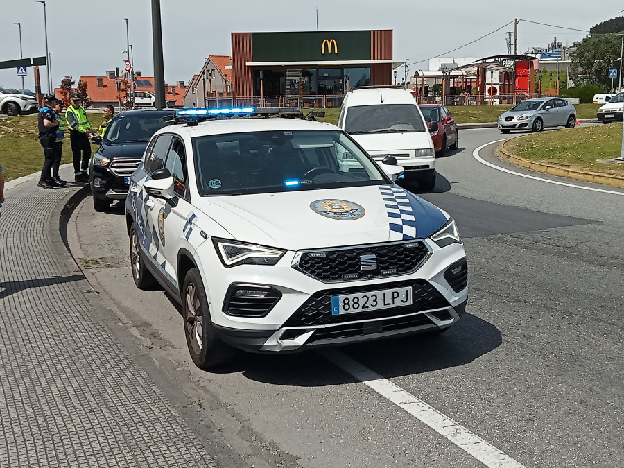 Heridos los dos jóvenes ocupantes de una moto en un accidente en la rotonda del barco en Xarás, en Ribeira