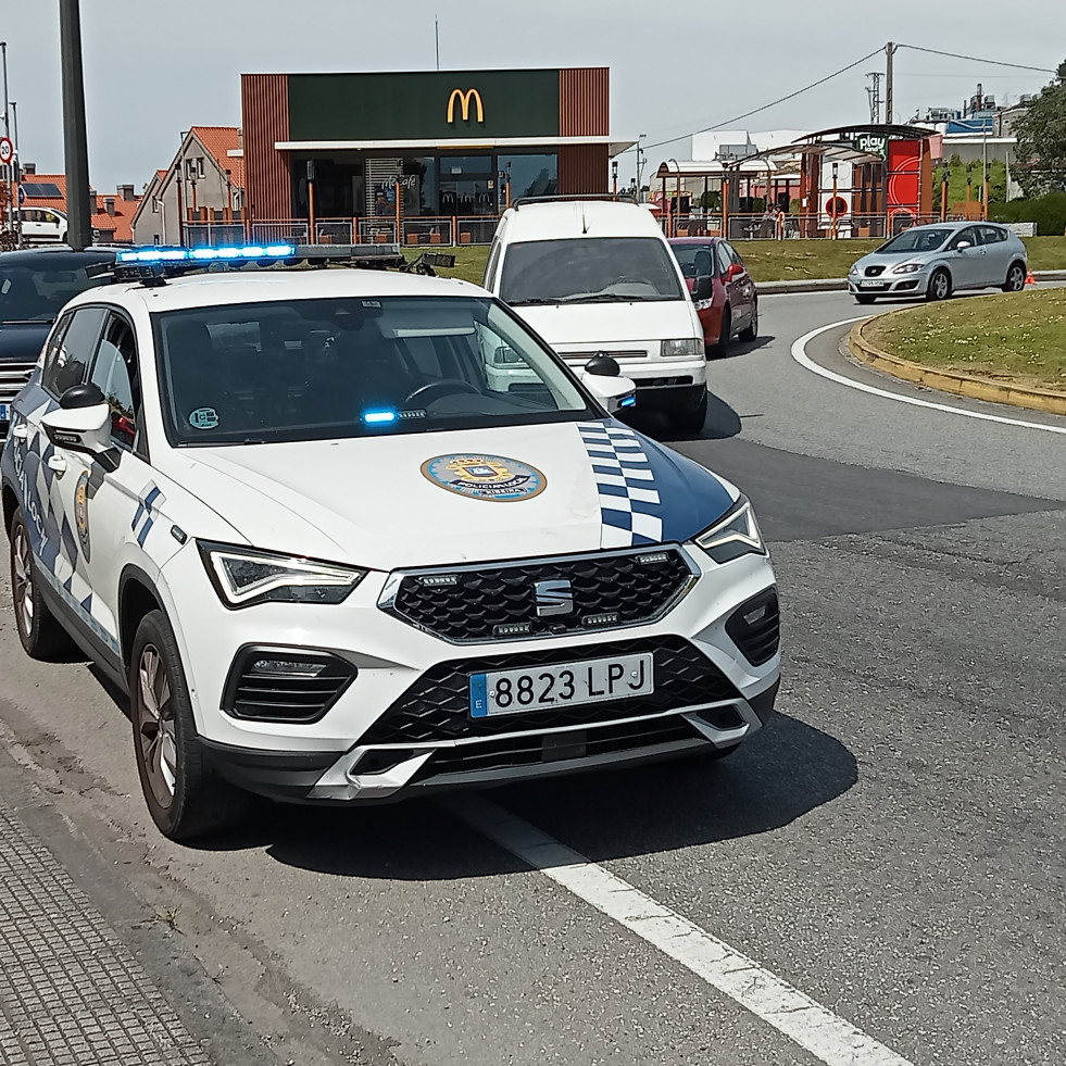 Heridos los dos jóvenes ocupantes de una moto en un accidente en la rotonda del barco en Xarás, en Ribeira