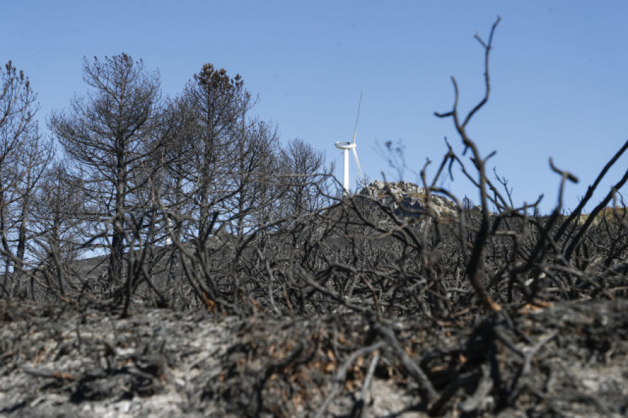 Extinguido el incendio de Cerdedo-Cotobade y estabilizado el de A Cañiza