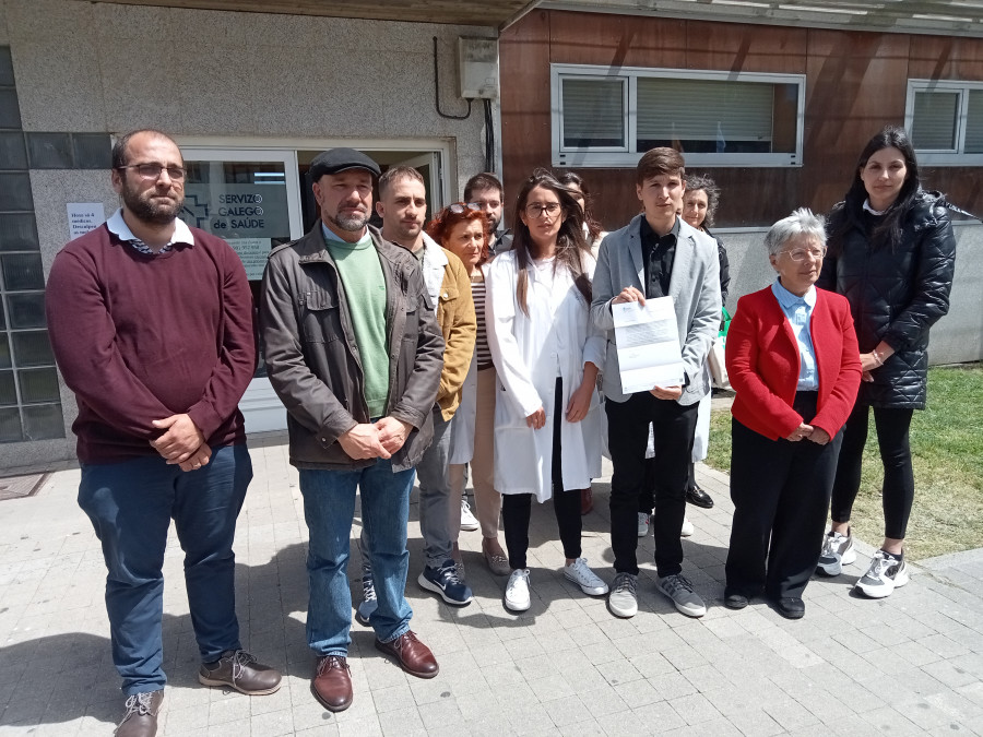 La falta de seis médicos en el turno de mañana del centro de salud de Ribeira provoca el caos y malestar