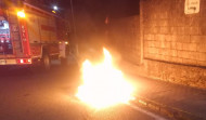 Arden dos contenedores de madrugada en el casco urbano de A Pobra