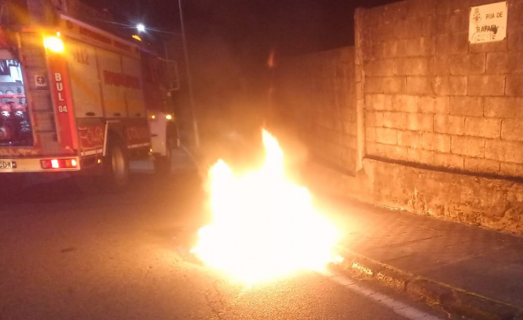 Arden dos contenedores de madrugada en el casco urbano de A Pobra