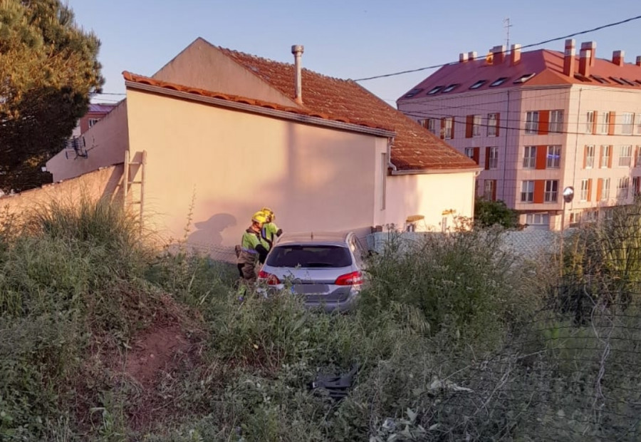 Herida la conductora de un coche tras salirse de la vía, chocar contra el cierre de una casa y atravesar su finca en A Pobra