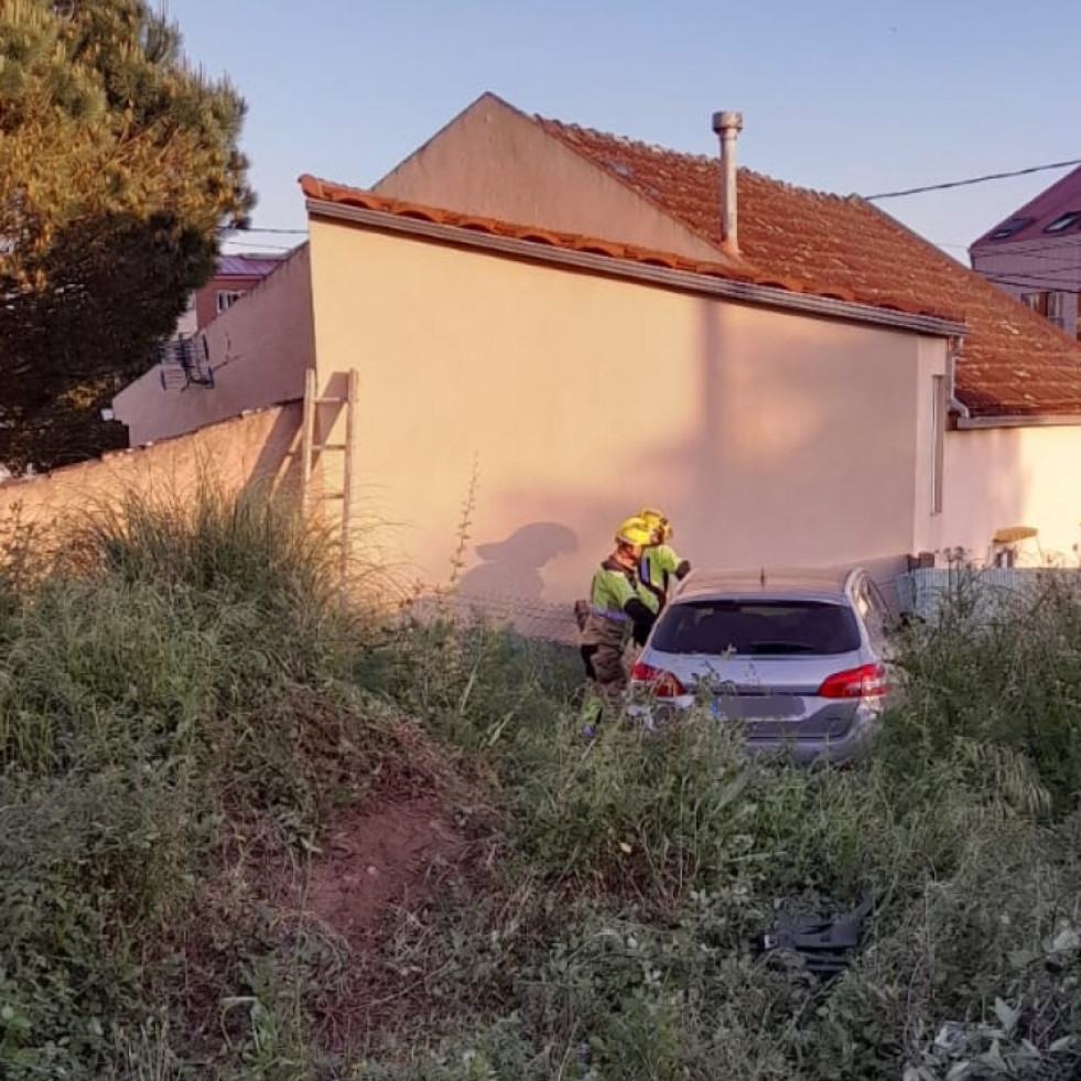 Herida la conductora de un coche tras salirse de la vía y chocar contra el cierre de una casa y atravesar su finca en A Pobra