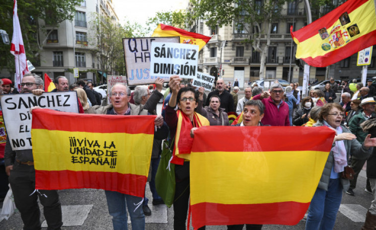 Ferraz se divide en dos manifestaciones, una en apoyo a Sánchez y otra en su contra