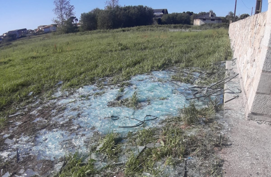 La Policía Local de Ribeira investiga vertidos de cristales de ventanas de aluminio en fincas privadas de Aguiño y Castiñeiras