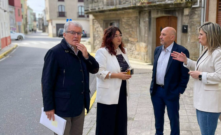 El Ayuntamiento de A Pobra y la Diputación analizan la viabilidad de humanizar la Rúa da Ponte