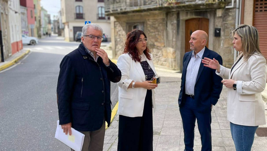 El Ayuntamiento de A Pobra y la Diputación analizan la viabilidad de humanizar la Rúa da Ponte