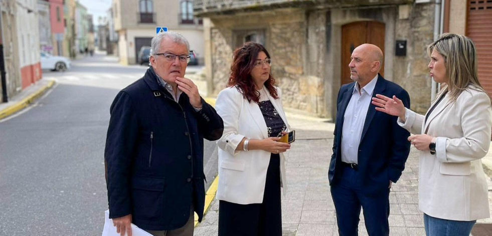 El Ayuntamiento de A Pobra y la Diputación analizan la viabilidad de humanizar la Rúa da Ponte